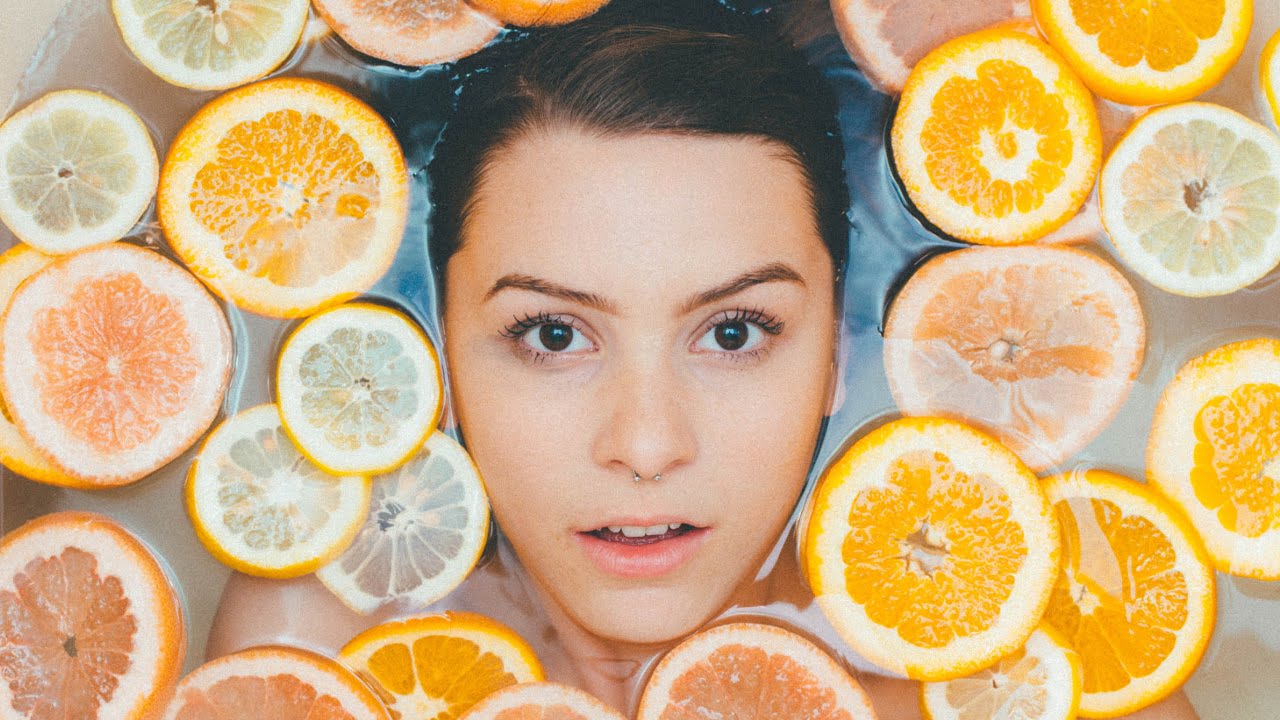 女性がお風呂でオレンジに囲まれる